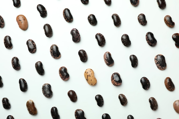 Composition à plat avec des haricots noirs sur fond blanc