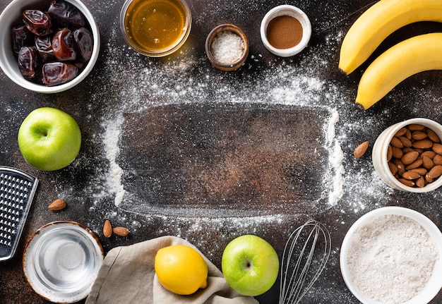 Composition à plat avec des ingrédients pour la cuisson végétalienne sur fond sombre