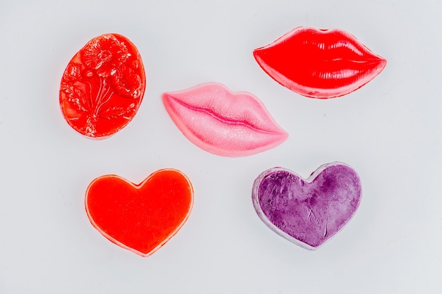 Composition à plat de morceaux de savon en forme et colorés comme des coeurs et des lèvres