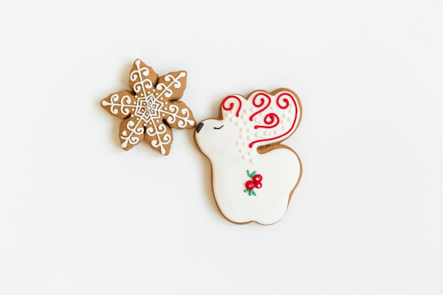 Composition de plat de Noël avec des biscuits de pain d'épice sur le concept d'hiver, de nouvel an et de Noël