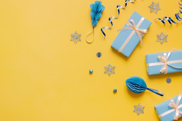 Composition à plat de Noël à partir de cadeaux, de boules de papier et de guirlandes vue de dessus. Bleu jaune ukrainien