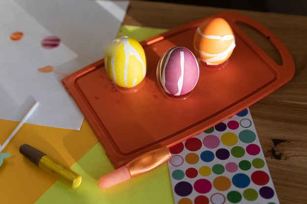 Composition à plat avec des œufs de poule varios décor vacances de pâques joyeuse célébration artisanat pour enfants