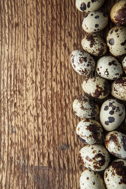 Composition à plat avec de petits œufs de caille sur le bois naturel