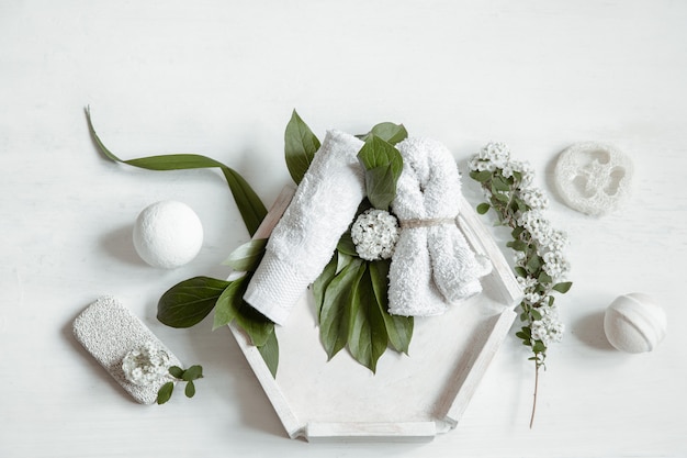 Composition à plat de spa avec accessoires de bain pour l'hygiène personnelle et les soins du corps.