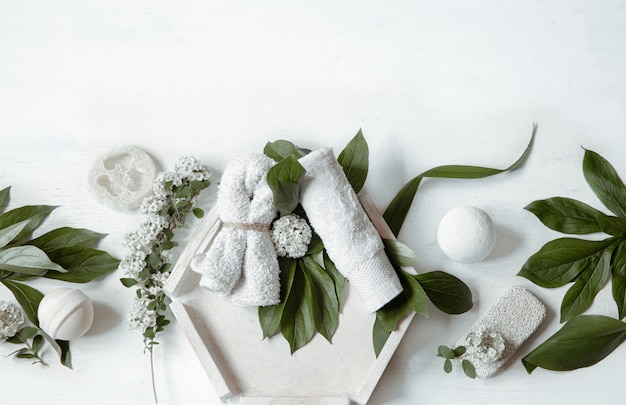 Composition à plat de spa avec accessoires de bain pour l'hygiène personnelle et les soins du corps.