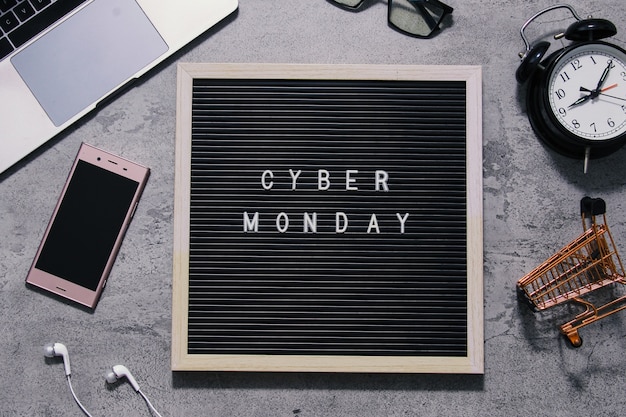 composition à plat texte de vente Cyber Monday sur tableau à lettres avec sac de cadeaux et gadget de réveil