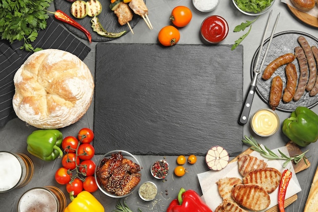 Photo composition à plat avec viande grillée et légumes sur table grise espace pour le texte