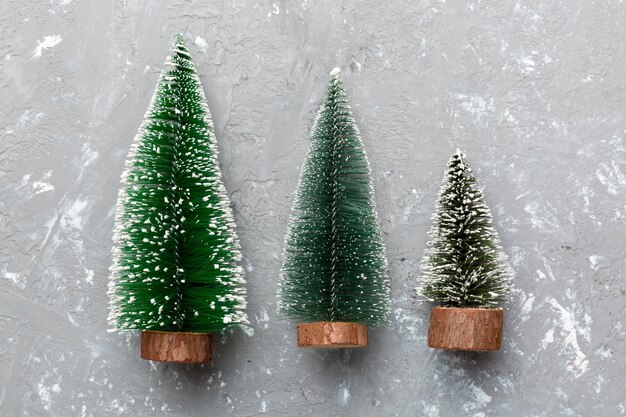 Composition plate avec des arbres de Noël sur fond coloré vue supérieure avec espace de copie