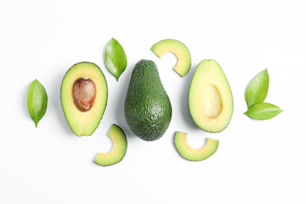 Composition plate avec des avocats mûrs sur blanc