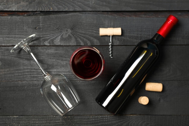 Composition plate avec bouteille de vin, verres et tire-bouchon sur fond en bois, espace copie