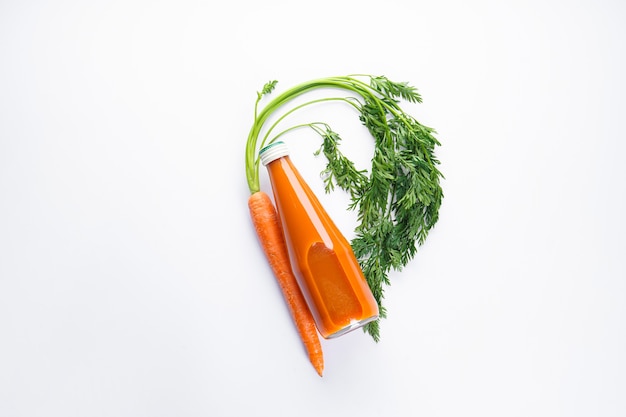 Composition plate avec des carottes fraîches mûres et du jus de carotte isolé