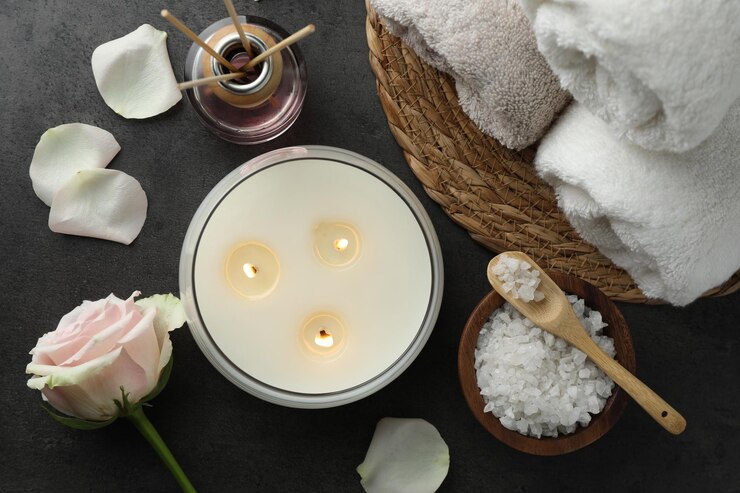 Photo composition plate avec différents produits de spa et fleur de rose sur table grise