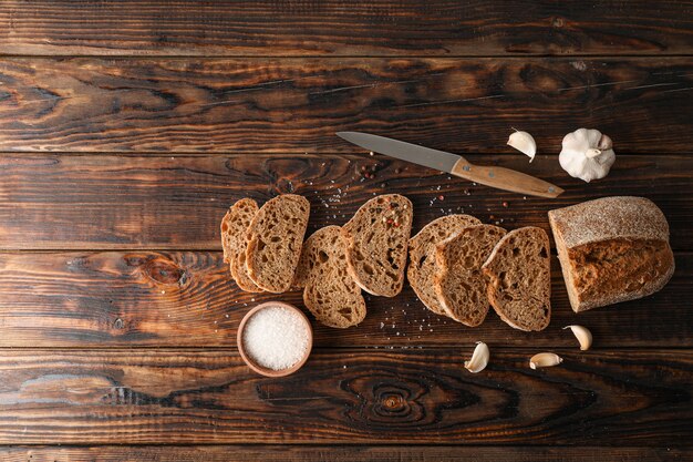 Composition plate avec du pain fraîchement cuit sur un espace en bois, vue de dessus et espace pour le texte