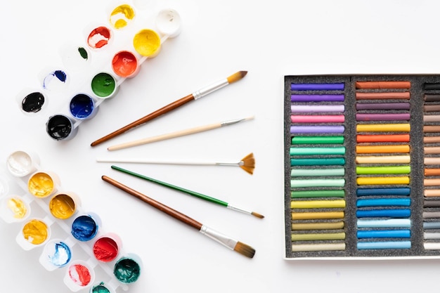 Composition plate ensemble d'outils artistiques Pinceaux peintures crayons pastels pour le dessin Place pour le texte