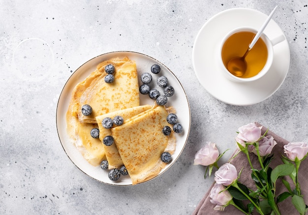 Composition plate laïque avec beau petit déjeuner. délicieuses crêpes minces