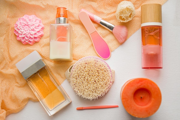 Composition plate avec des produits cosmétiques sur fond rose soins personnels féminins vue supérieure