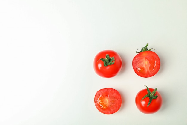 Composition plate avec des tomates cerises fraîches sur un espace blanc, espace pour le texte. Légumes mûrs