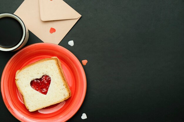 Composition pour carte de Saint Valentin avec café, enveloope et sandwich en forme de coeur