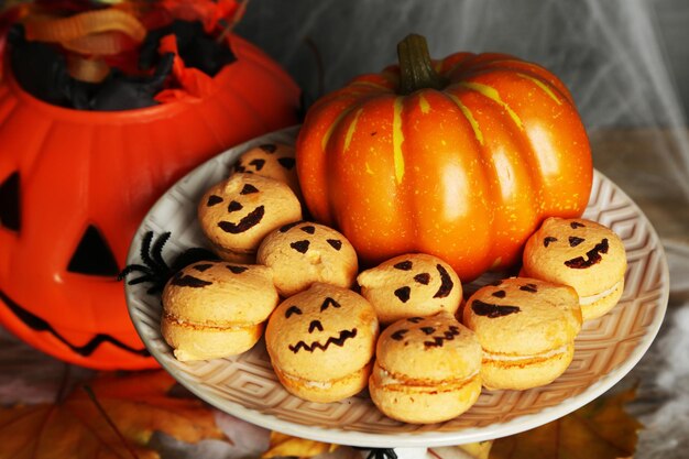 Composition pour Halloween avec des bonbons sur table en bois