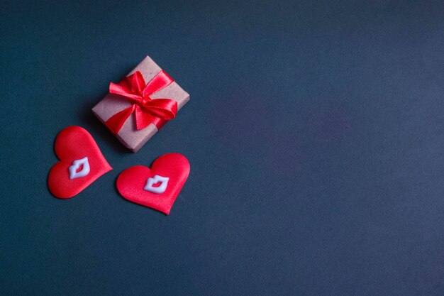 Composition pour la Saint-Valentin. Sur un fond bleu, des coeurs rouges se bouchent avec un espace de copie