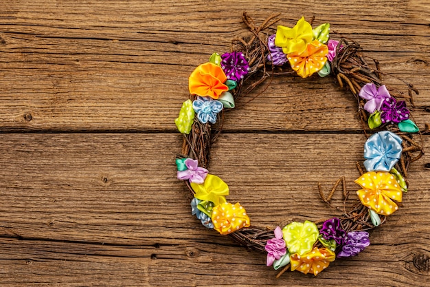 Composition de printemps d'une couronne de branches de bouleau et de fleurs artisanales colorées