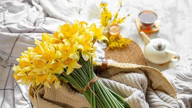 Composition de printemps avec des fleurs jaune vif