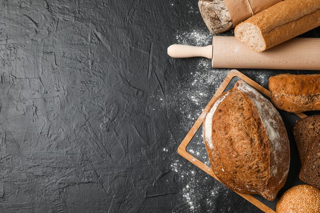 Composition de produits de boulangerie sur l'espace noir, vue de dessus et espace pour le texte