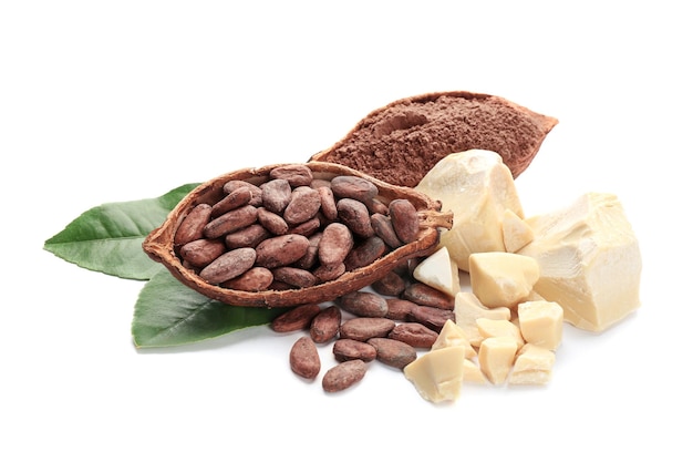 Composition avec des produits de cacao sains sur fond blanc