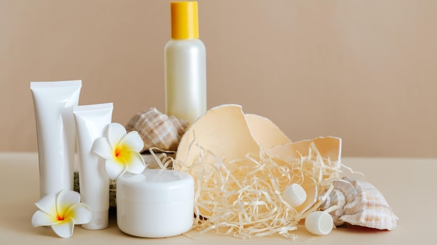 Composition de produits cosmétiques de beauté pour les soins de la peau avec coquillage sur fond beige de socle en pierre