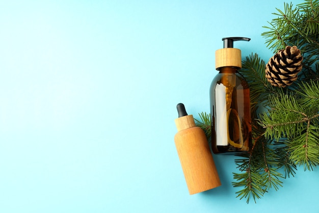 Composition avec des produits cosmétiques d'hiver sur fond bleu