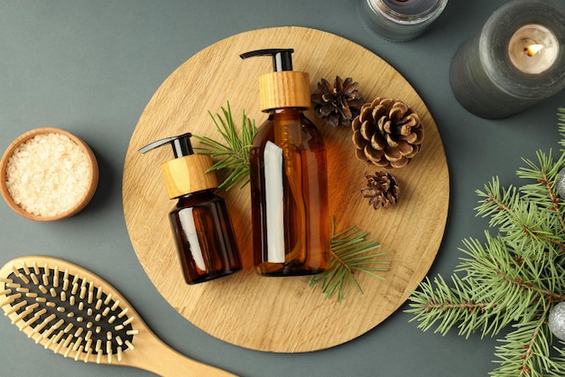 Composition avec des produits cosmétiques d'hiver sur fond gris clair