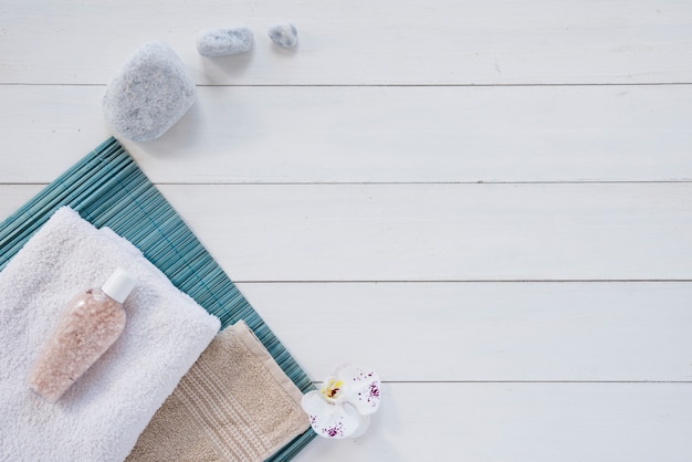 Composition de produits pour le bain sur une table blanche