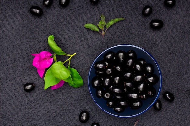 Composition de prune noire fraîche avec des fleurs