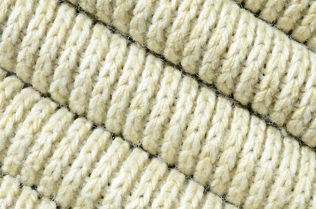 Composition d&#39;un pull tricoté jaune doux. Macro-texture des reliures en fils