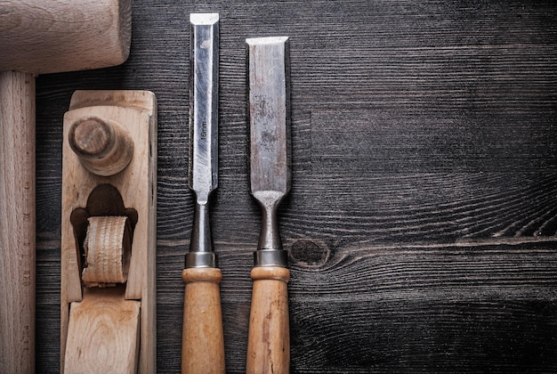 Composition de rabot à ciseaux en métal marteau en bois sur planche de bois