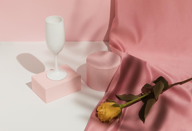 Composition rose romantique de la Saint-Valentin avec rideau de verre à vin et podium d'affichage de produit rose jaune