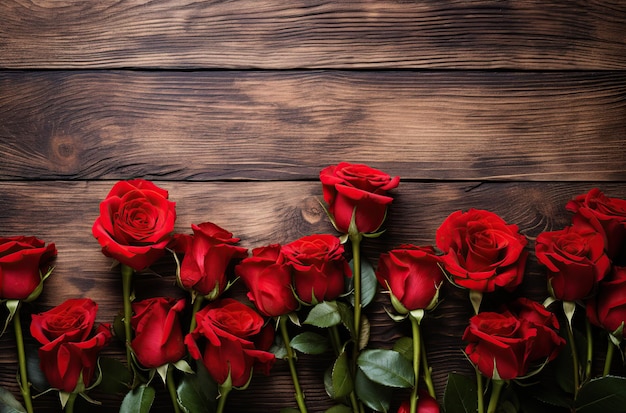 Composition de rose rouge sur une table en bois