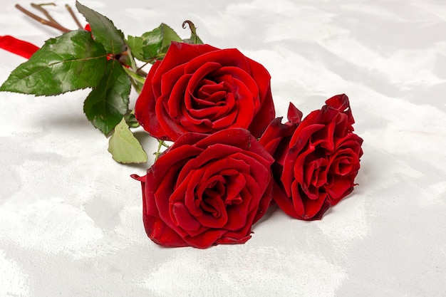 Composition de roses rouges et de coffrets cadeaux