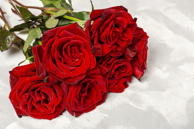 Composition de roses rouges et de coffrets cadeaux