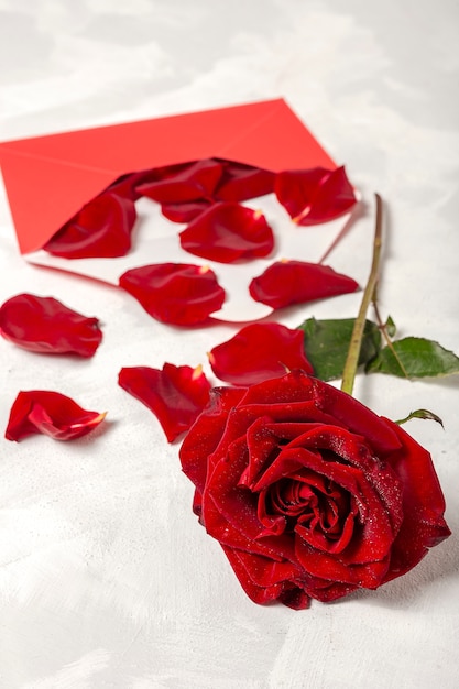 Composition de roses rouges et de coffrets cadeaux