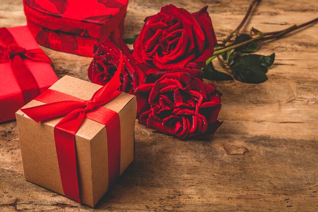 Composition de roses rouges et de coffrets cadeaux