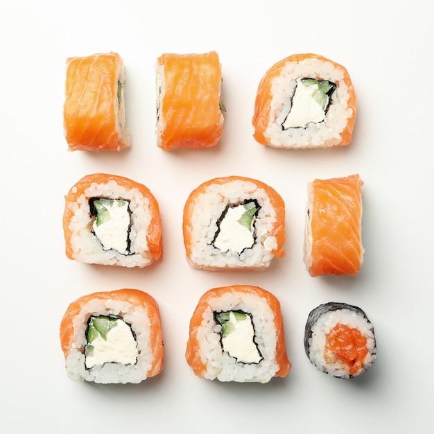Composition avec des rouleaux de sushi sur une surface blanche. nourriture japonaise