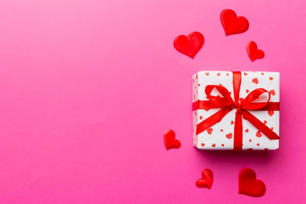 Composition de la Saint-Valentin boîte cadeau rouge avec arc et coeur cadeau de Noël Vue de dessus Espace pour le texte Carte de voeux de vacances