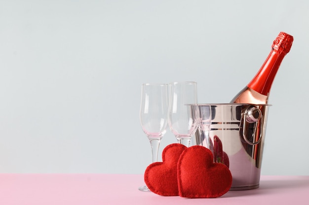 Composition Saint Valentin de champagne ou de vin mousseux, coffret cadeau coeur, verres à vin.