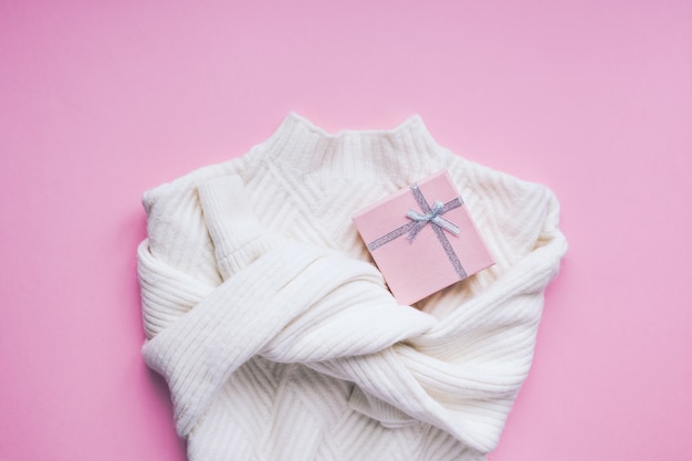 Composition de la Saint-Valentin avec un chandail blanc