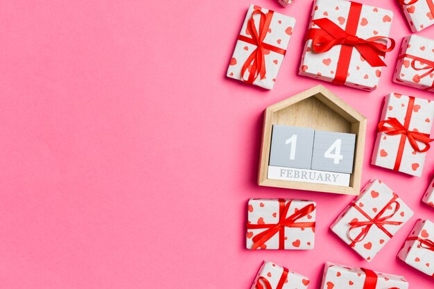 Composition de la Saint-Valentin de coffrets cadeaux avec coeurs rouges et calendrier en bois