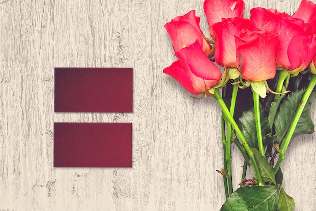 Composition de la Saint-Valentin avec des fleurs roses et des cartes de voeux