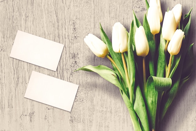 Composition de la Saint-Valentin avec des fleurs de tulipes et des cartes de voeux