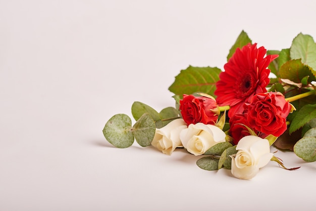 Composition de la Saint-Valentin avec des fleurs.