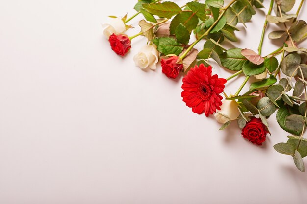 Composition de la Saint-Valentin avec des fleurs.